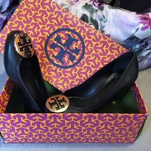 Black low wedged shoe